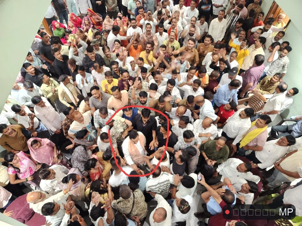 ये है दतिया के दादा नरोत्तम मिश्रा के प्रति जनता की दीवानगी का आलम जहां उन्हें देखने और छूने की होड़ मची है