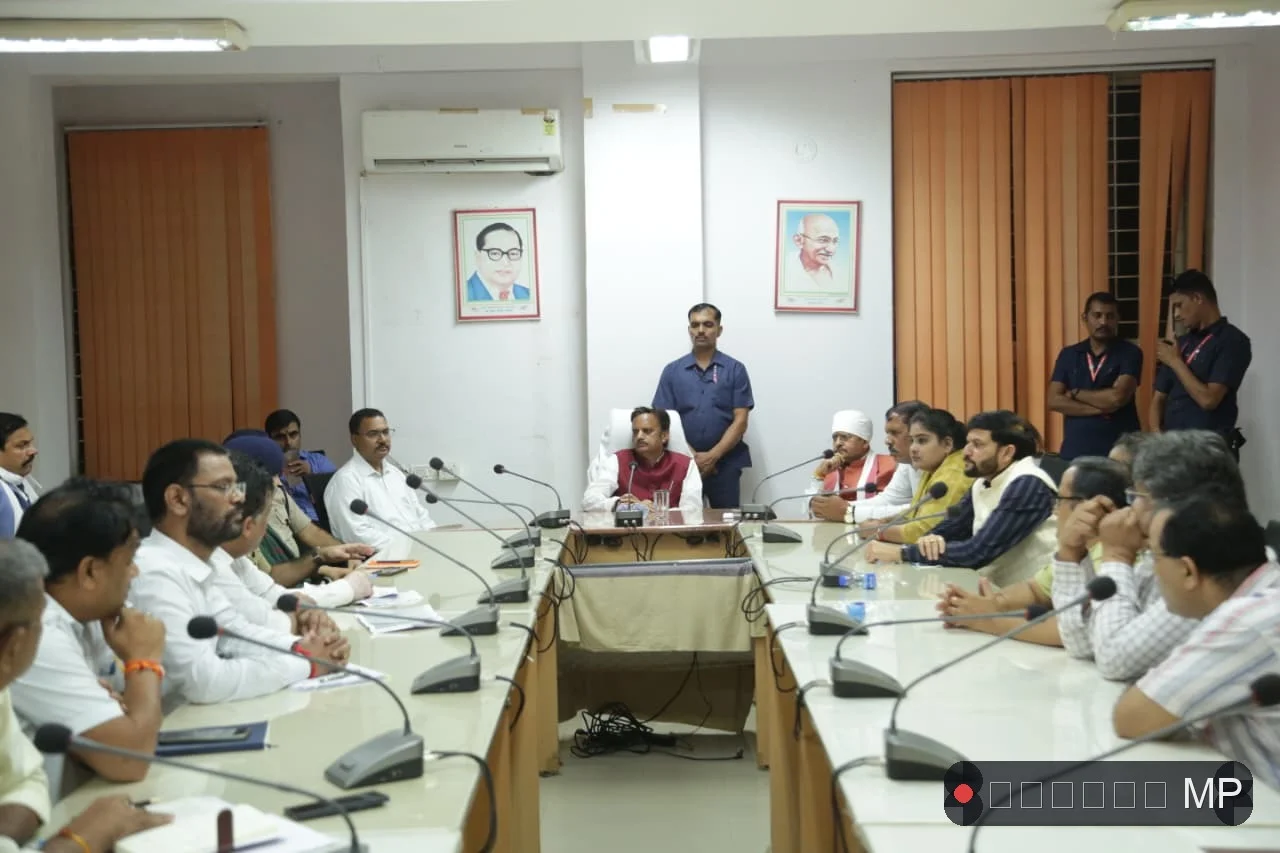 लाशों के ढेर पर खड़े डिप्टी सीएम राजेन्द्र शुक्ल' वेंटीलेटर पर एमपी की स्वास्थ्य व्यवस्था