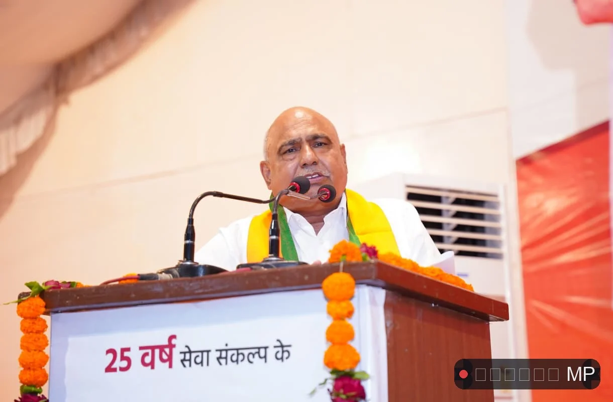 भाजपा में खुद का दीया 'फड़फड़ा' रहा है और दूसरों के घर 'आशीर्वाद' का दिया जलाने की तैयारी हो रही