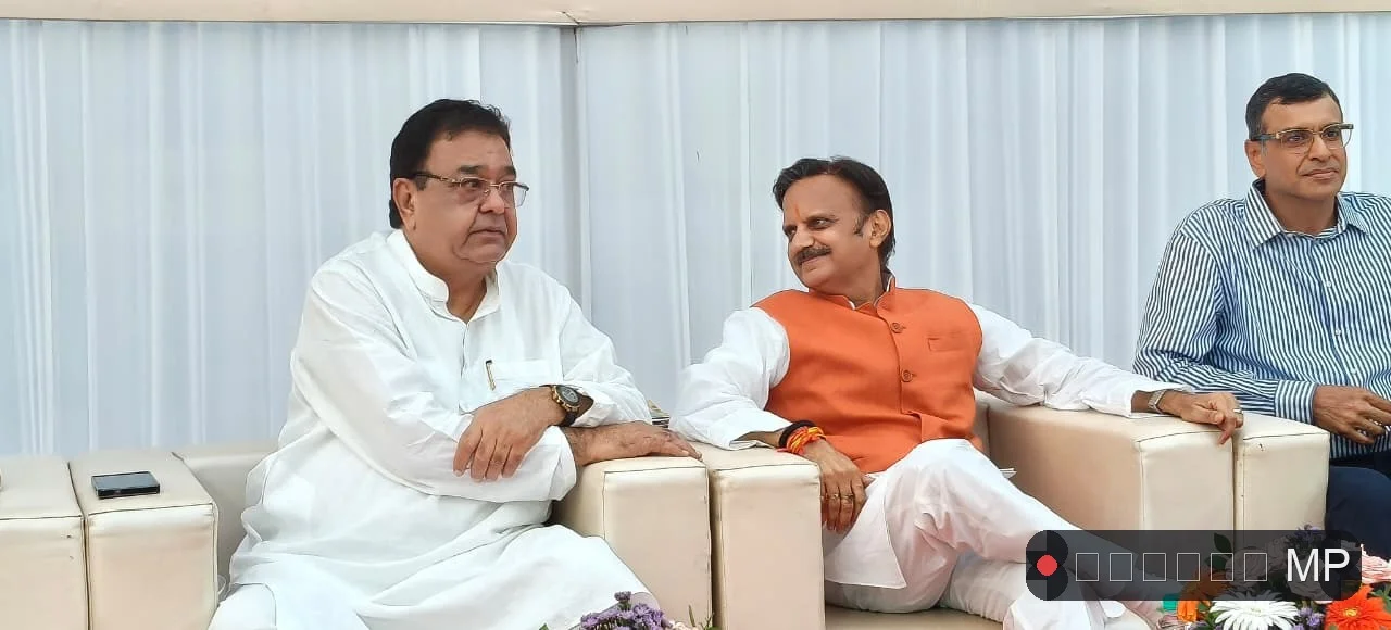 मुस्कुराहट बताती है कि पुराने मित्र एक साथ बैठते हैं तो किस प्रकार का संतोष प्राप्त होता है बांकी बानगी सामने है