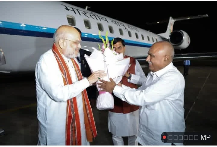 भोपाल दौरे पर अमित शाह ने देर रात तक वरिष्ठ नेताओं की लगाई क्लाश डिनर टेबल में रहा सन्नाटे का माहौल राहुल गांधी के लिए बना 'काउंटर' प्लान