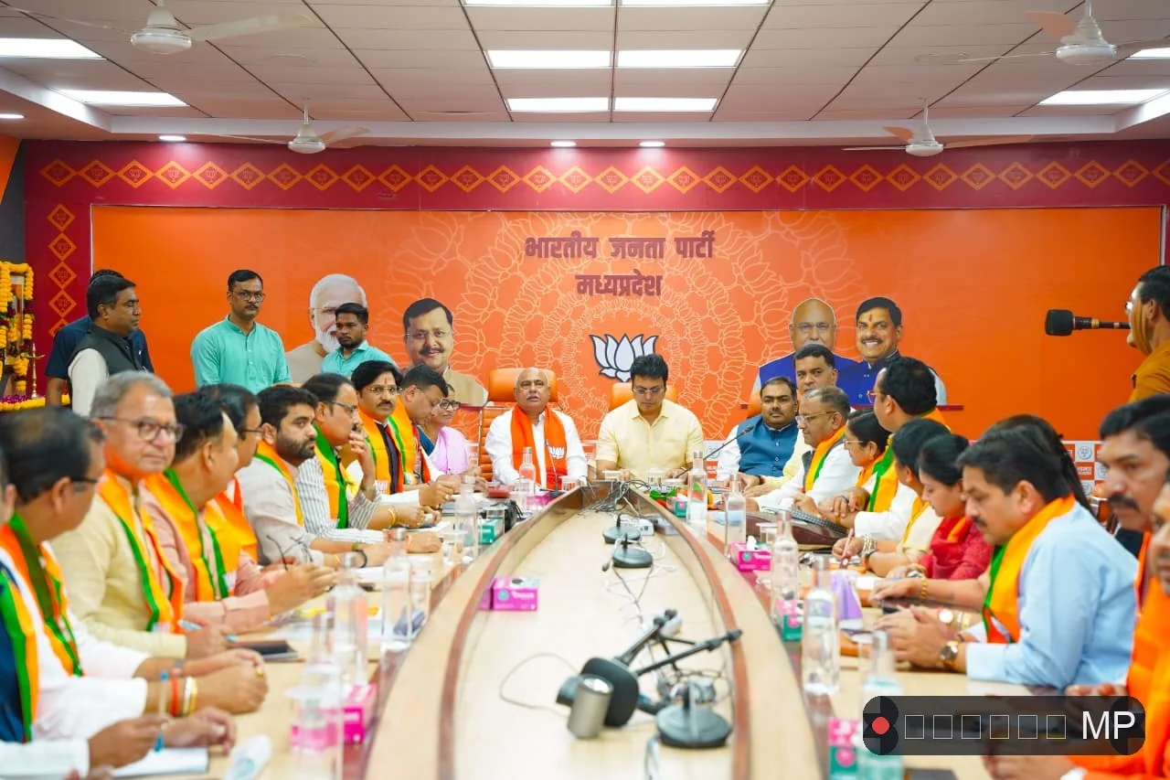 भाजपा के कोर ग्रुप पर सीएम की 'कैंची' पहले कुछ वरिष्ठ नेताओं को बुलाया नहीं फिर कहा नेता उपलब्ध नहीं थे