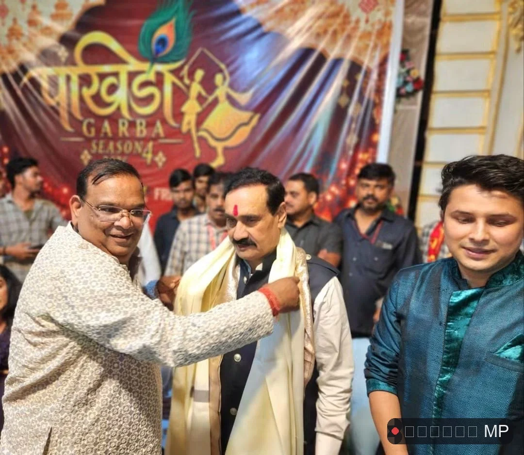 दतिया में तारक मेहता के 'टप्पू' ने पंखिड़ा गरबा महोत्सव में की शिरकत पूर्व गृह मंत्री नरोत्तम मिश्रा से बढ़ी कार्यक्रम की रौनक