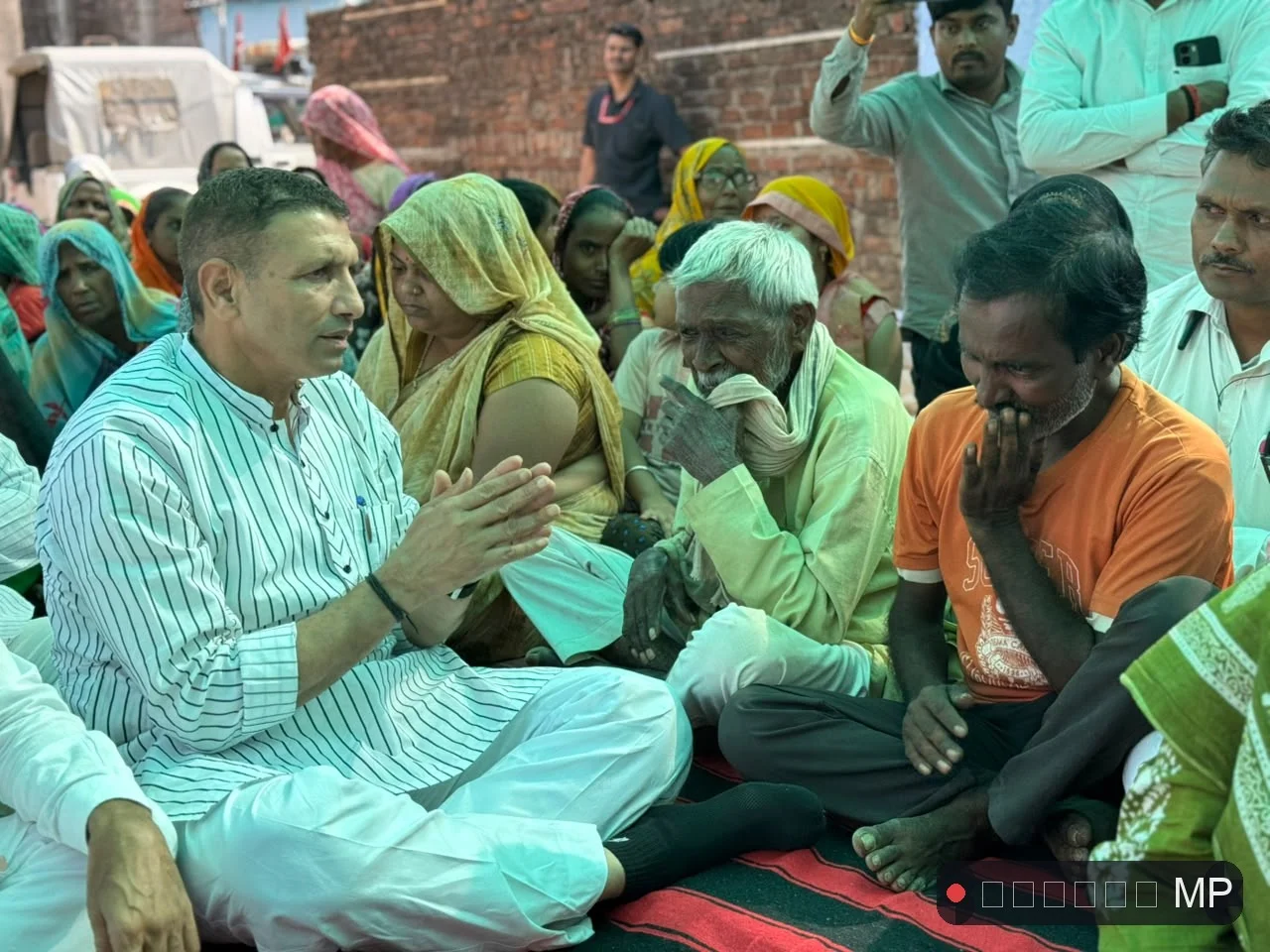 ग्वालियर में पीड़ित परिवारों से मिले जीतू पटवारी कहा- जनता की सुरक्षा का जिम्मेदार कौन