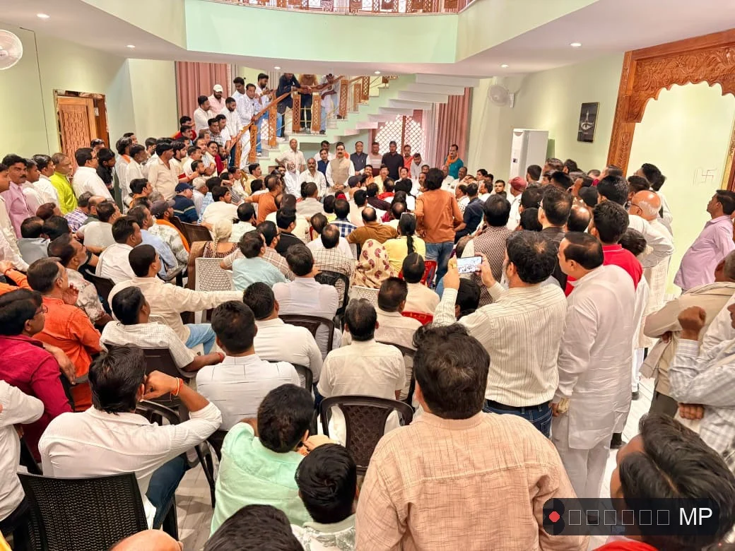 'अंत नहीं आरंभ है ये  'दतिया में डॉ  नरोत्तम मिश्रा के बंगले पर उमड़ा जनसैलाब 'दादा' के दीदार को आतुर दिखी जनता