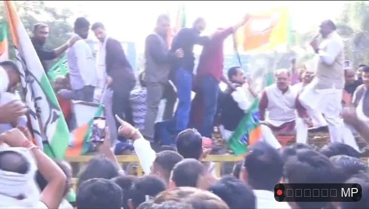 BJP के हल्लाबोल पर भारी पड़ा कांग्रेस का 'फूल' सबनानी-रामेश्वर की उकसाऊ हरकत कैमरे में कैद भाजपा की हुई 'किर-किरी'