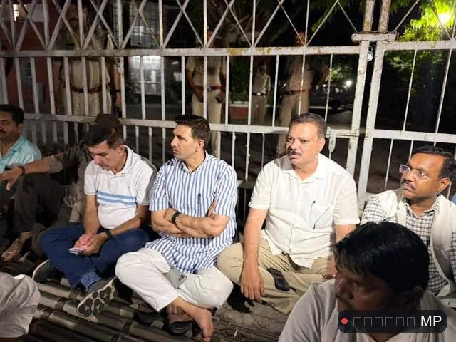पटवारी और सिंघार के बीच चल रही 'जमीनी रस्सा-कसी' के बीच कार्यकर्ताओं को दिल्ली ले जाने की विकट स्थिति कैसे होगा भीड़ का 'टारगेट पूरा'