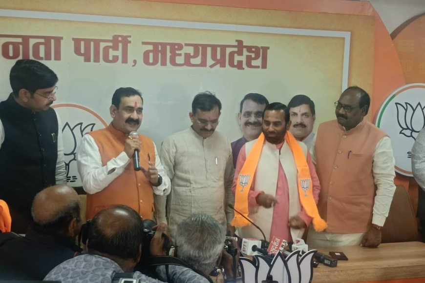 डॉ. नरोत्तम मिश्रा ने कांग्रेस में फिर लगाई सेंध,एक साथ कई नेताओं को दिलाई बीजेपी की सदस्यता