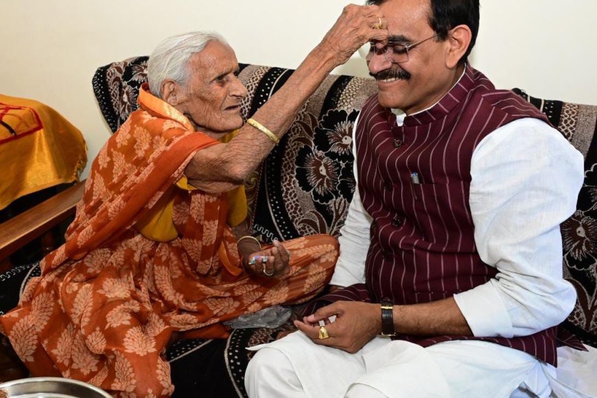 नामांकन से पहले बीजेपी प्रदेश अध्यक्ष वीडी शर्मा ने अपनी मां से लिया आशीर्वाद