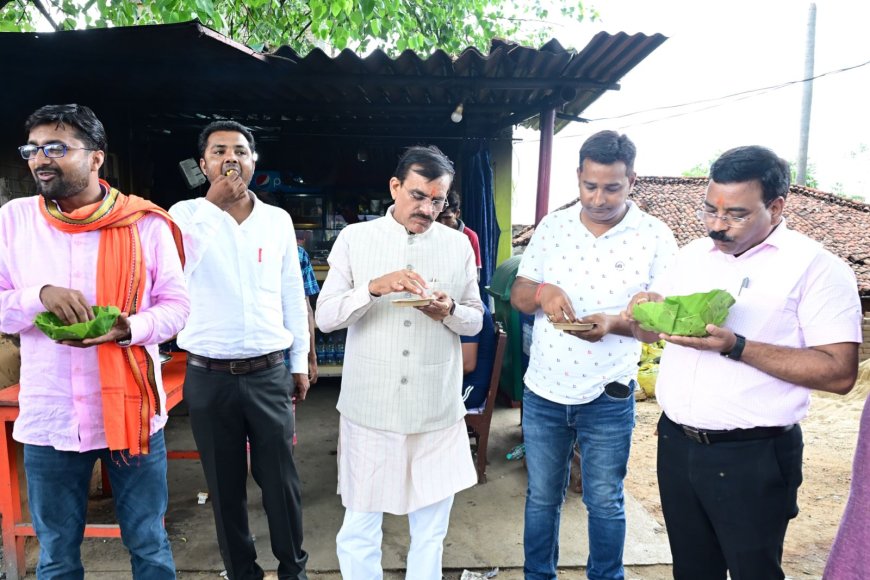 चुनाव प्रचार की ब्यस्तताओं के बीच दुमका में पकौड़ी का स्वाद लेते नजर आए बीजेपी प्रदेश अध्यक्ष वीडी शर्मा