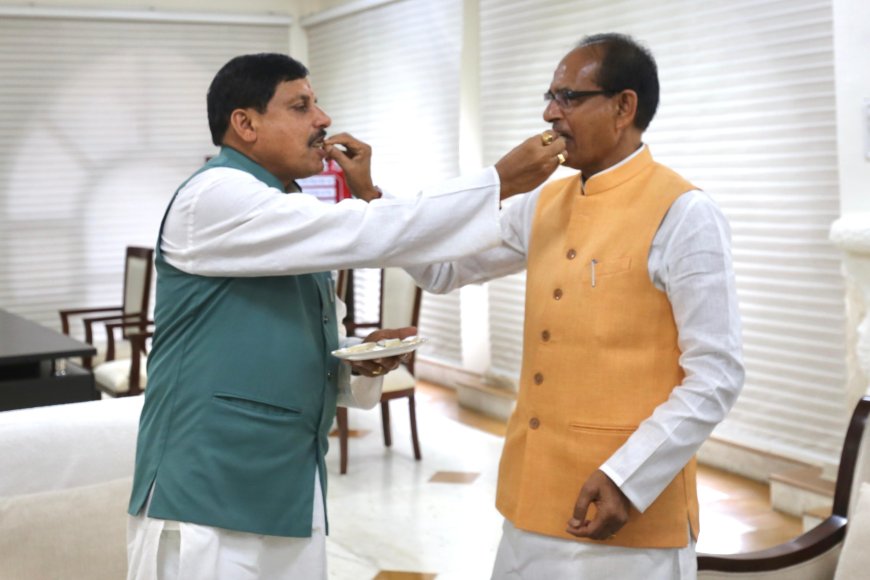 जब पूर्व और वर्तमान सीएम ने खिलाई एक दूसरे को मिठाई,और दोनों की नजरों ने एक दूसरे से किए कई सवाल