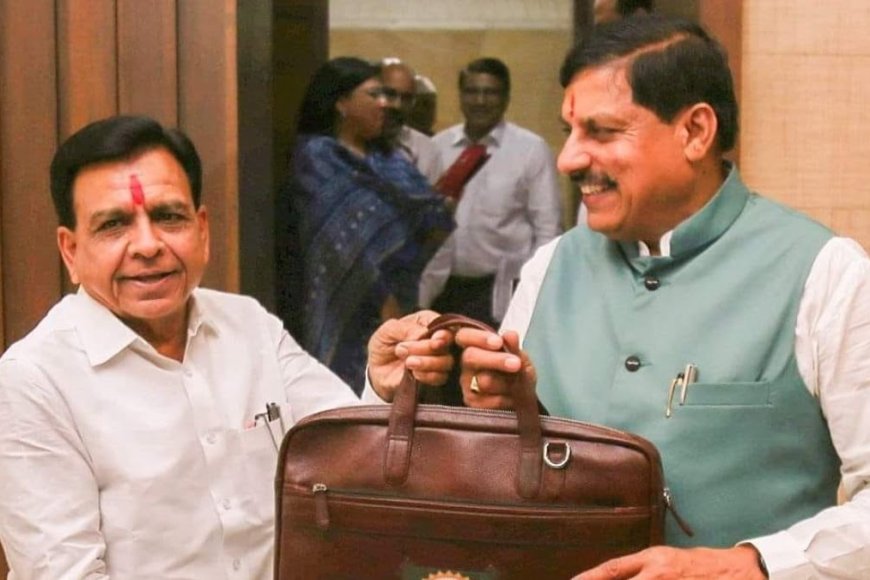 प्रदेश कर्जे में गले तक डूबा है और जेट प्लेन खरीदने की बनाई जा रही योजना| प्रदेश में प्रति ब्यक्ति छह हजार रुपये है कर्जा