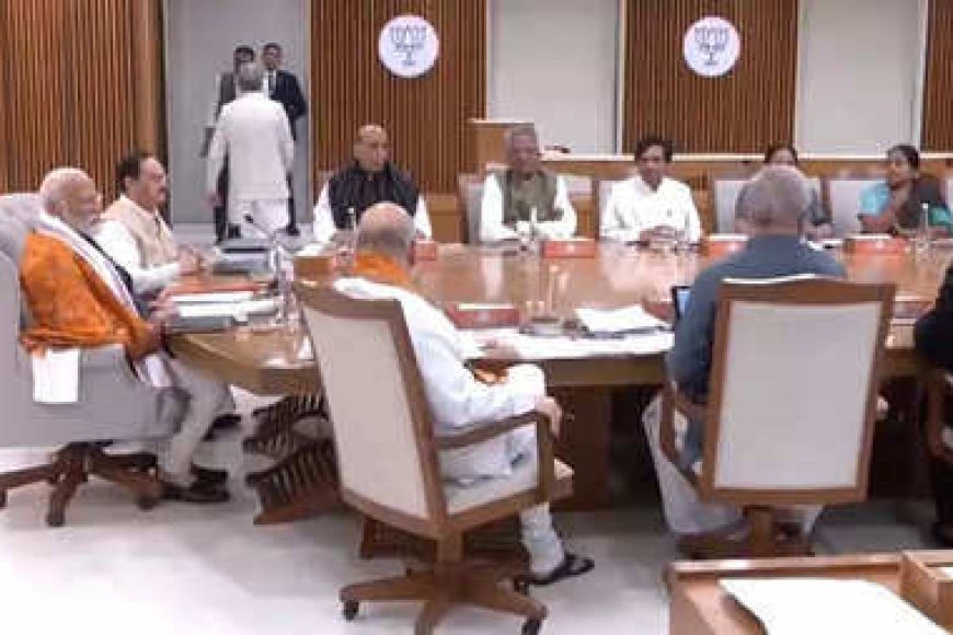 ऐसा लगता है चाय की मिठास अब फीकी पड़ने लगी है,मीठी करने के चक्कर में चाय के फटने का डर भी है,लेकिन दूसरा कोई रास्ता भी नहीं