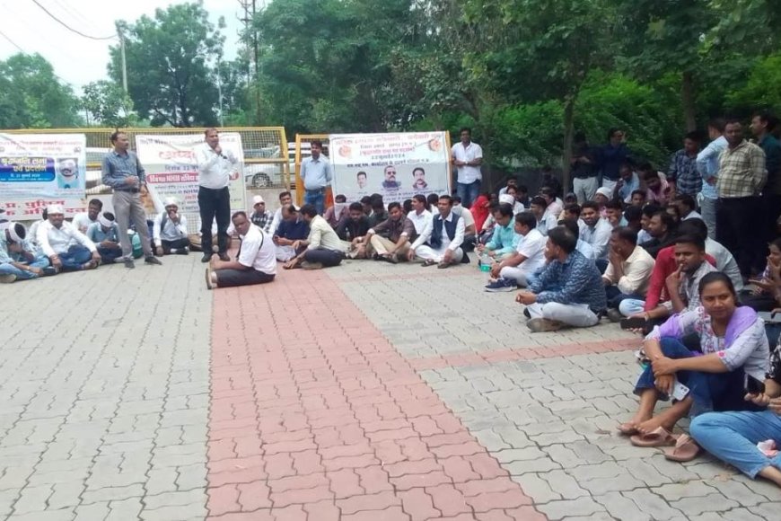 संविदा स्वास्थ्य कर्मियों ने अपनी मांगो को लेकर दिया धरना,किया काम बंद,घोषणा के बाद भी नहीं मिली नियमित कर्मचारियों के समान सुविधाएं