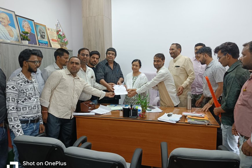 संविदा एवं ठेका श्रमिक कर्मचारी संघ इंटक ने दिया ज्ञापन,वेतन वृद्धि का आदेश जारी नहीं होने के कारण दिया ज्ञापन