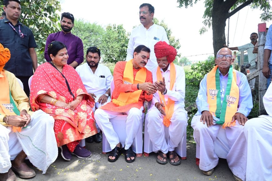 'कांग्रेस कहती है जनता खुद सरकार बनाएगी' 'भाजपा कहती है हम घर जाकर आशीर्वाद लेकर सरकार बनाएंगे'