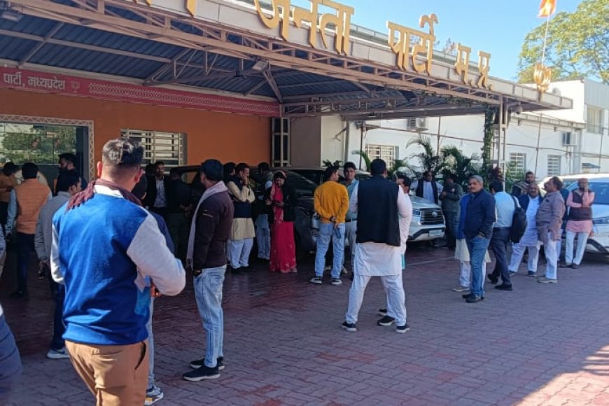 कोई तो भाजपा में जिला अध्यक्ष बना दो,ये सोचना है भाजपा प्रदेश कार्यालय के बाहर टकटकी लगाए खड़े कार्यकर्ता का