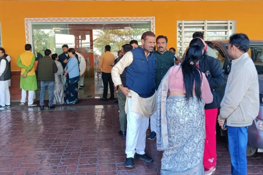 चला चली की बेला में रुखे-रुखे से हैं साहब,कोई मिलने जाए तो उससे ठीक से बात करने से भी कर रहे परहेज