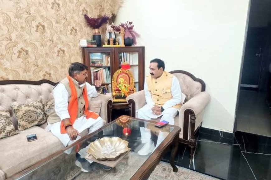 डॉ. नरोत्तम मिश्रा से मिलने पहुंचे मंत्री कैलाश विजयवर्गीय,सियासी हल्कों में कयासों का दौर तेज