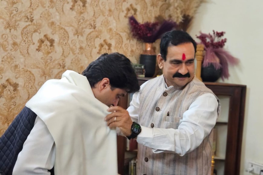डॉ. नरोत्तम मिश्रा के निवास पहुंचे केन्द्रीय मंत्री ज्योतिरादित्य सिंधिया,बंद कमरे में आधे घंटे की बात