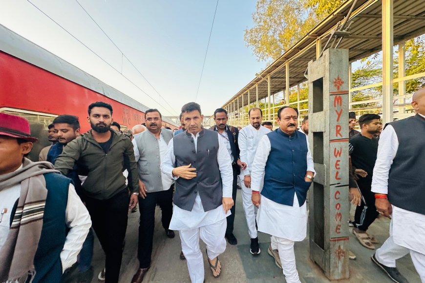 मुकेश नायक ‘सनातनियों’ का अपमान करते हैं और कांग्रेस के वरिष्ठ नेता प्रयागराज में डुबकी लगाते हैं