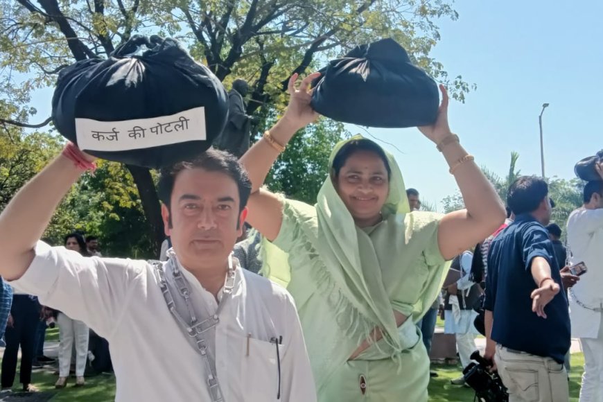 कांग्रेस विधायकों ने फिर किया हाई वोल्टेज ड्रामा,सिर पर ‘कर्ज’ की पोटली लेकर पहुंचे विधानसभा