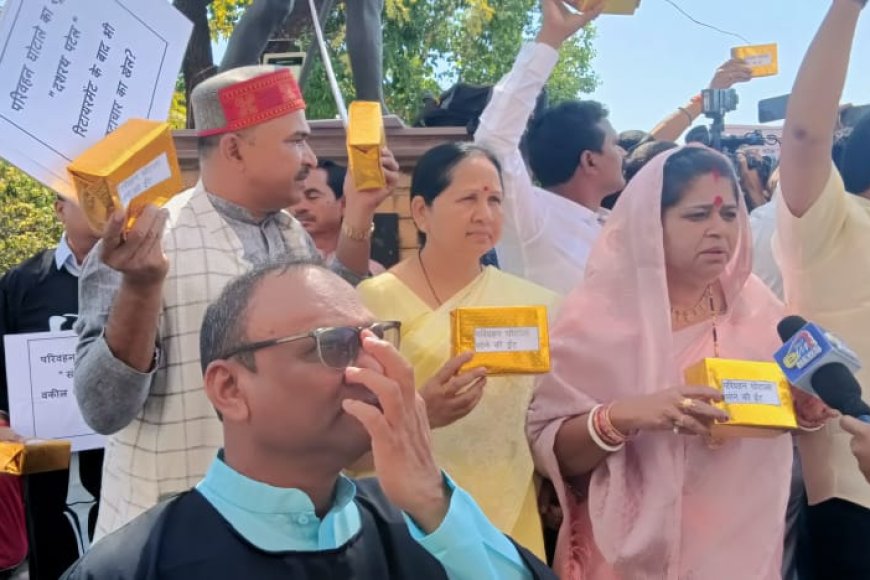 'सोने की ईट' लेकर विधानसभा पहुंचे कांग्रेस विधायक,परिवहन घोटाले का लगाया आरोप