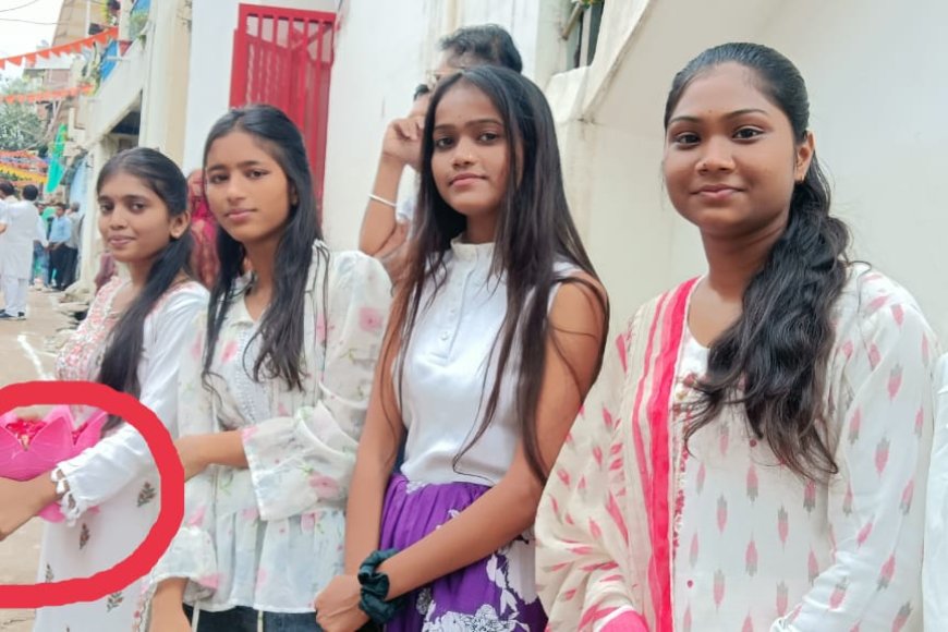 हाथ में कमल की टोकनी थाम कर छात्राओं ने किया कांग्रेस अध्यक्ष का स्वागत