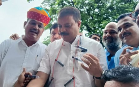 हाथ में 'ड्रग्स' की पुड़िया और गले में ड्रग इंजेक्शन का हार पहन विधानसभा पहुंचे कांग्रेस विधायक