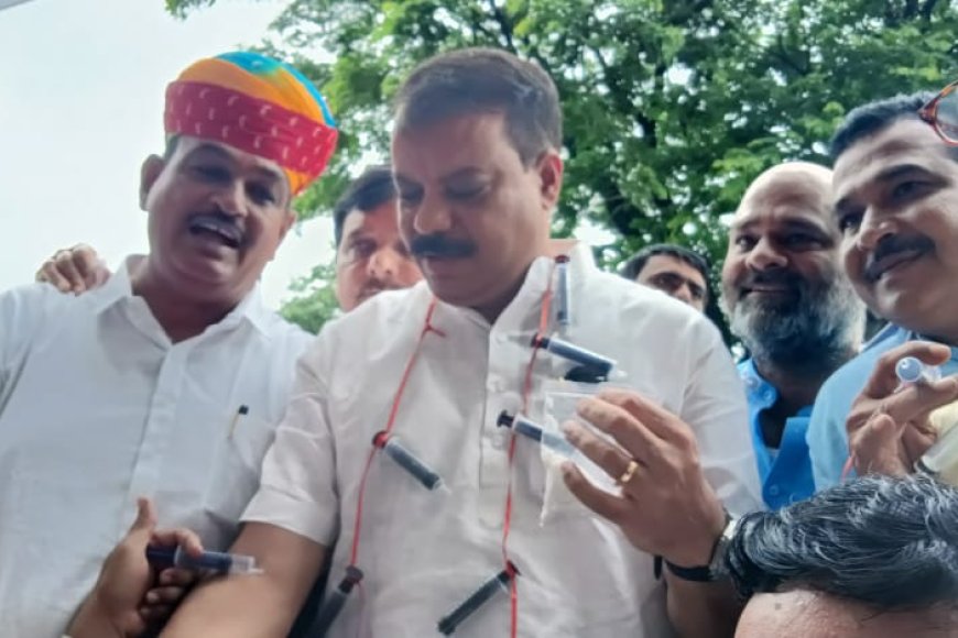 हाथ में 'ड्रग्स' की पुड़िया और गले में ड्रग इंजेक्शन का हार पहन विधानसभा पहुंचे कांग्रेस विधायक
