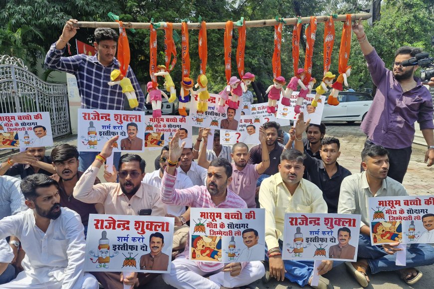 BJP के गमछे से 'मासूमों को फांसी' NSUI ने अनोखा प्रदर्शन कर राजेन्द्र शुक्ल से मांगा इस्तीफा