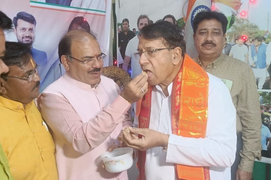 जब एक दूसरे के गले मिले राजनीतिक विरोधी पीसी और भगवान,दोनों ने एक-दूसरे को मिठाई खिलाई और खुशियां मनाईं