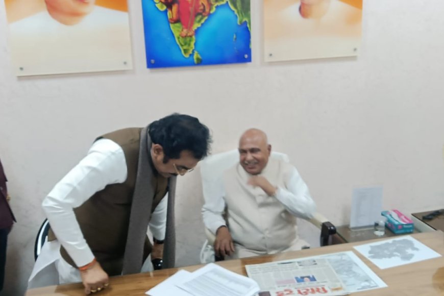 बीजेपी अध्यक्ष हेमंत खंडेलवाल की विनम्रता के आगे 'झुके' मंत्री कार्यकर्ताओं से कर रहे संवाद