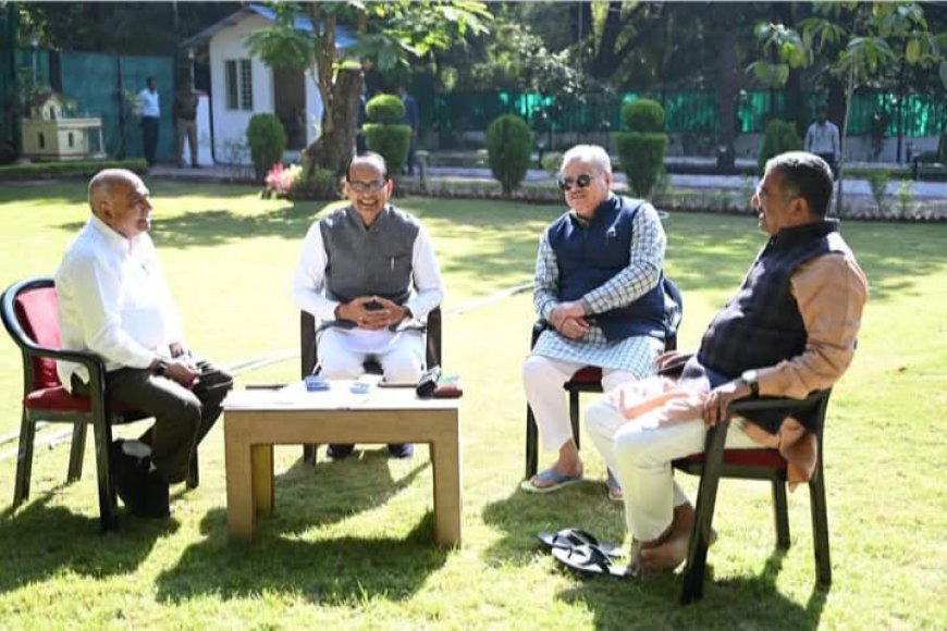 मोहन खजुराहो में इधर 'मामा' ने कर दिया खेला गुनगुनी धूप में बैठे चारों नेताओं ने तैयार की निगम-मंडल की पृष्ठभूमि