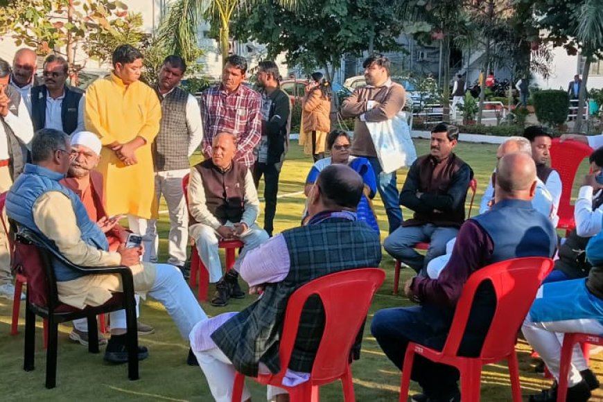 बीजेपी में कार्यकर्ता अपने 'हित' पर 'आनंद' से चर्चा करते हुए कहते हैं भाई साहब हमें पार्टी से काम ही नहीं मिल रहा
