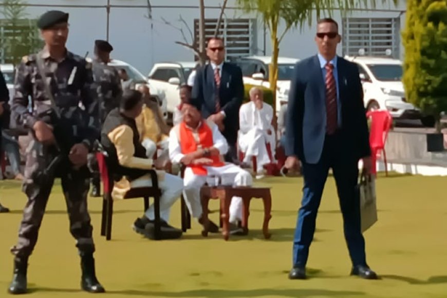 'गांजे की खुशबू' के बीच 'घंटा' मंत्री ने बीजेपी कार्यालय में की संगठन महामंत्री हितानंद शर्मा से ओपन चर्चा