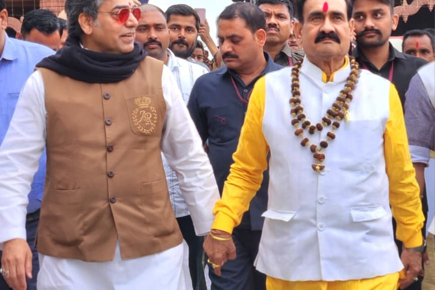डबरा के नवग्रह शक्तिपीठ पहुंचे फिल्म अभिनेता आशुतोष राणा ने पूर्व गृह मंत्री डाक्टर नरोत्तम मिश्रा को बताया गुरु भाई