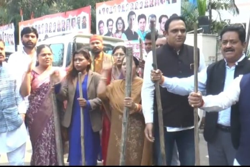 कांग्रेस कार्यालय के बाहर 'लाठियों' से मेहमानों का स्वागत करते नजर आए कांग्रेसी
