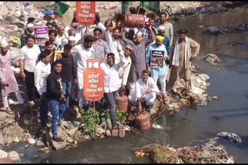 यूथ कांग्रेस ने नाले से घरेलू गैस भरने का तैयार किया फार्मूला देखिए मुखबिर पर कैसे भरा जा रहा सिलेंडर
