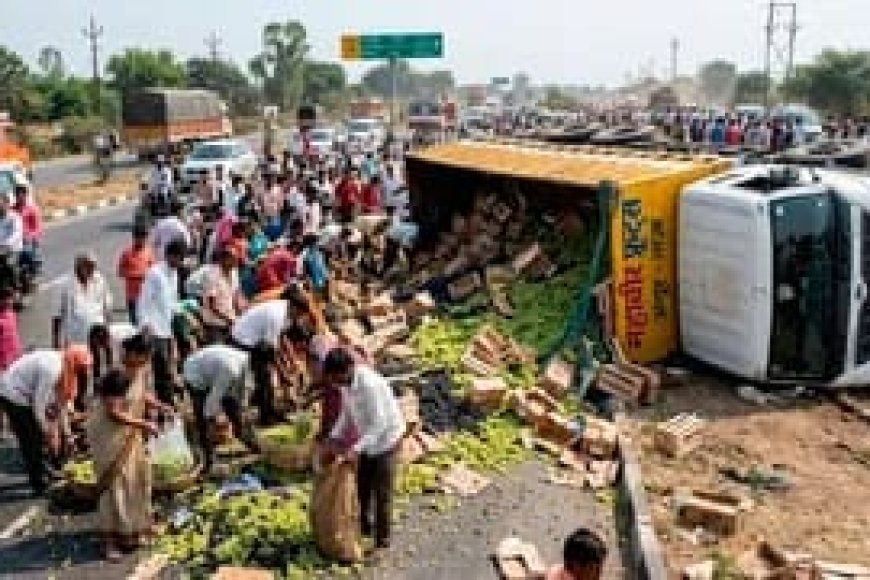 फ्री का अंगूर लूटने की ऐसी होड़ मची जिसके लिए सामान्य क्या और VVIP क्या जिसने देखा उसी ने लूटा