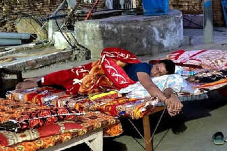 'विलेज स्टे' के लिए गांव पहुंचे कलेक्टर एसपी की फोटो हुई वायरल कुएं के पास खटिया में सोए कलेक्टर