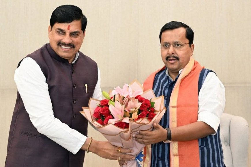 ये मुलाकात सिर्फ पुष्प गुच्छ तक सीमित है या फिर सियासी गलियारे में सनसनी पैदा करना मक्सद पढ़िए मुखबिर पर पूरी खबर