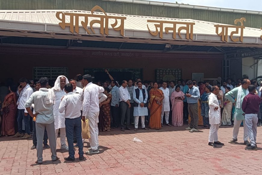 भाजपा के तीन नेताओं पर लटकी अनुशासन की तलवार सत्ता-संगठन संतुष्ट नहीं हुआ तो हो सकती है छुट्टी प्रीतम लोधी के लिए संविधान अलग