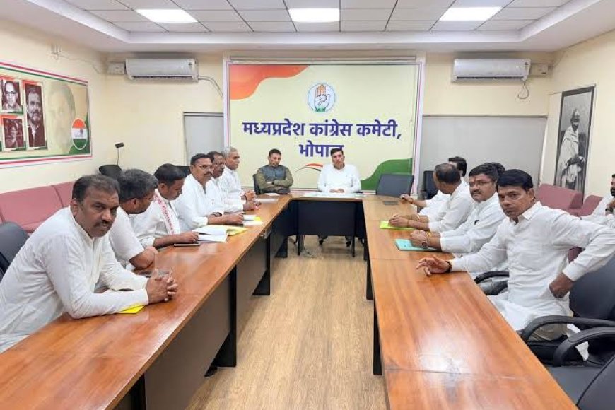 CM की 'जमीन' खोदने पर कुछ नहीं मिला तो कांग्रेस 'मौन' और कार्यकर्ता 'बेचैन' हुए जिसने विरोध किया उसको कारण बताओ नोटिस जारी हुआ