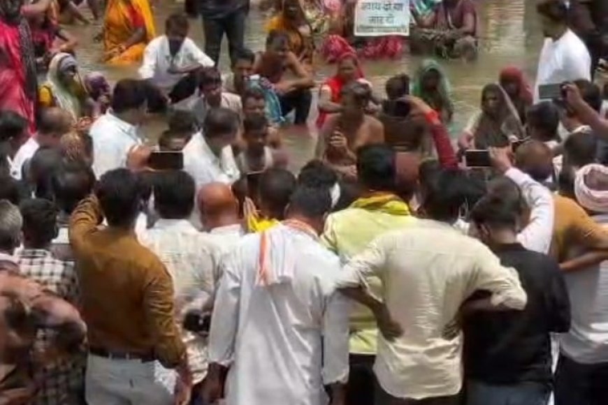 'चिता पर लेटे किसान' सरकार चुनाव में व्यस्त केन-बेतवा के विस्थापितों से मिलने छतरपुर पहुंचे नेता प्रतिपक्ष उमंग सिंघार
