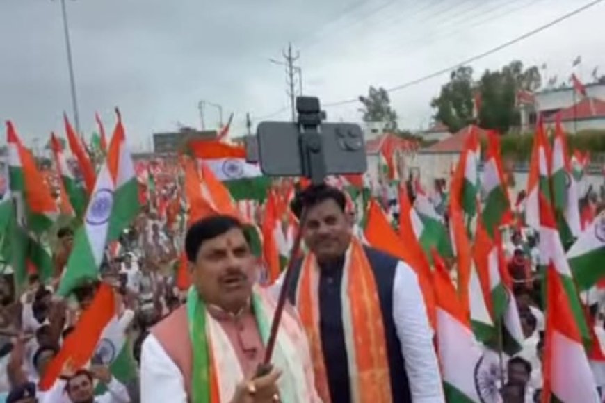 खेल सिर्फ 'फ्रेम' का है बांकी जनता सब जान भी रही है और समझ भी रही है कि यह देश प्रेम है या फिर 'आडंबर'